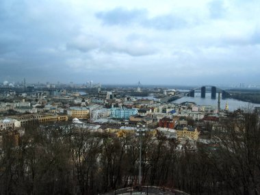 St. Andrew Kilisesi 'nin izleme platformundan Kiev Podil' in üst görüntüsü. Şehir kışı - Ukrayna 'nın tarihi merkezinin sonbahar manzarası - Ukrayna' nın başkenti