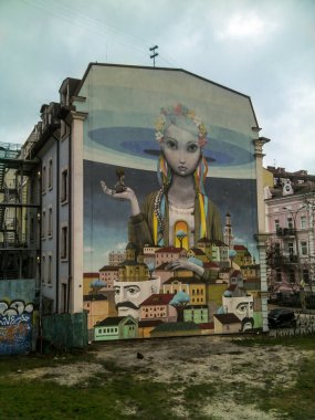 Kyiv, Ukrayna - 31 Aralık 2017 Ukraynalı Aleksey Kislov ve Fransız Julien Mallan 'ın Andriyivskyy Descent' taki ressamları tarafından Ukrayna 'nın 15 metre duvar ressamı diriltilmesi. Şehrin duvarına güzel bir felsefi sokak sanatı grafitisi çizilmiş.
