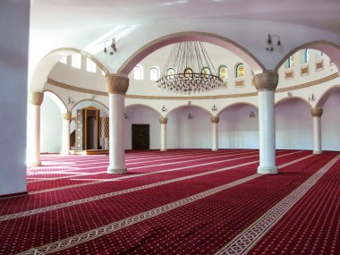 Kyiv, Ukrayna - 8 Ekim 2018 Kyiv 'deki Müslüman tapınağı Ar-Rahma' da namaz kılınacak yer. Beyaz duvarları, kırmızı halısı, avizesi ve vitray pencereleri olan Ar-Rahma camisinin nefis iç mekanı.