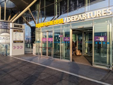 Ukrayna, Boryspil - 22 Ekim 2019: Kiev 'deki Boryspil Uluslararası Havaalanı' nın D terminalinin ana girişi. Tabelası olan modern cam bina.