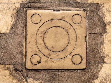 Eski püskü taş arka planda kare metal çerçeveli güzel bir klasik şablon. Bronz bir yüzeye oyulmuş daireler ile eski kahverengi grunge deseni, fotokopi alanı ile arka plan