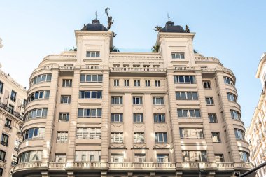 Gran Via 'da tarihi bir bina, Madrid' de 31 yaşında, simetrik pencereler, dekoratif pervazlar ve İspanya 'nın çatısında heykeller gibi klasik mimari öğelerin yer aldığı. Binanın zarif görünüşü.