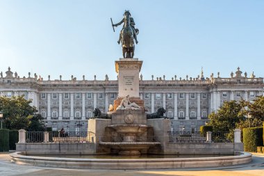 Madrid, İspanya - 30 Kasım 2021: Kral IV. Philip 'in binicilik heykeli Madrid' in Plaza de Oriente şehrinde yer almaktadır. Anıtta ayrıntılı heykeller ve çeşmeler yer alıyor. Madrid, İspanya - 30 Kasım 2021