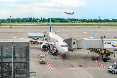 Kyiv, Ukrayna - 16 Haziran 2021: Boryspil Uluslararası Havalimanı 'ndaki UIA uçağının bakımı ve Sky Up Shakhtar uçağı arka planda havalanır. Ukrayna havaalanında çalışıyorum.