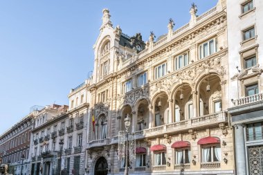 Madrid, İspanya - 30 Kasım 2021: Madrid 'de Calle de Alcala' da bulunan Casino de Madrid 'in süslü görünüşü. Bu tarihi bina mimari ayrıntıları ve büyük, neoklasik bir tasarımı gözler önüne seriyor.