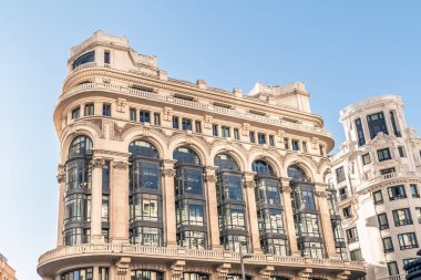 Casa Matesanz 'ın köşesi, Gran Via, 27, Madrid, İspanya' da çarpıcı bir Güzel Sanatlar binası. Büyük kemerli pencereleri ve simetrik cephesi, İspanyol başkentinin kalbinde 20. yüzyıl başlarındaki mimari tasarımın zarafetini vurguluyor.