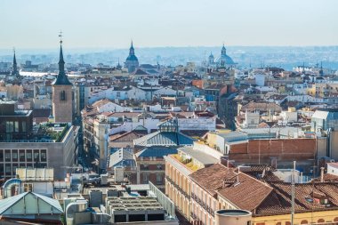Madrid tarihi merkezinin panoramik manzarası. Geleneksel çatılar, kiliseler ve ikonik kubbeler. Bu hava görüntüsü şehrin mimari güzelliğini yukarıdan yansıtıyor.