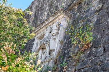 Aziz Mark 'ın kanatlı aslanının ayrıntılı oyması Karadağ' ın Kotor kalesinin taş duvarlarına gömüldü. Bu Venedik sembolü Kotor 'un Venedik yönetimi altındaki zengin tarihini yansıtıyor