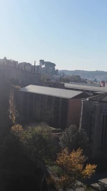 İspanya 'nın Girona kentinin panoramik videosu Roma duvarlarından Gotik Sant Domenec Manastırı ve Büyük Katedral' e kadar uzanıyor. Dikey video 14 saniye. Tarihi cazibe yeşil tepeler ve modern şehir manzaralarıyla harmanlanır.