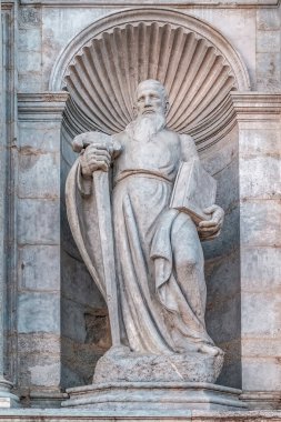 Girona Katedrali 'nde çalışan yaşlı, sakallı bir azizi gösteren mermer heykel manzarası. Deniz kabuğu şeklinde dekoratif arka planı olan barok dini heykeli havayı yıpratmayı ve ezmeyi gösteriyor. Girona, İspanya - 28 Kasım 2021