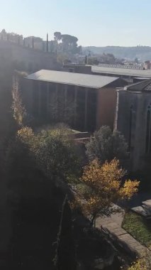 Roma şehir duvarından İspanya 'nın Girona Katedrali' ne kadar uzanan dairesel manzara, tarihi çatı ve tepeleri gözler önüne seriyor. Dikey video 19 saniye. Duvardan tüm şehrin sabah manzarası. Sakin şehir, sakin bir gökyüzü altında tarihi modern cazibeyle harmanlıyor.