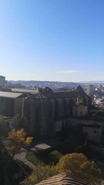 İspanya 'nın Girona şehrinde video gezintisi, tarihi taş duvarlardan büyük katedrale kadar tavalar, tarihi ve modern şehirleri harmanlamak. Dikey video 20 saniye. Sonbahar yeşilliği ve dağlar dinginliği arttırır.
