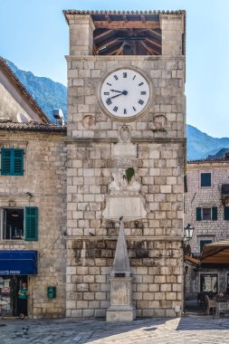Kotor 'daki ikonik saat kulesi UNESCO' nun Dünya Mirası Bölgesi olan Eski Şehir 'in kalbinde yer alıyor. 17. yüzyılda inşa edilen bina, kentin Venedik mimarisini ve zengin tarihini yansıtıyor. Kotor, Karadağ - 18 Haziran 2021
