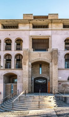 Akdeniz mimarisi, kemerli pencereleri ve büyük merdivenleri olan Girona Üniversitesi İnsani Bilimler Fakültesi. Modern ve geleneksel Katalan tasarımının bir karışımı. Girona, İspanya 28 numara 2021