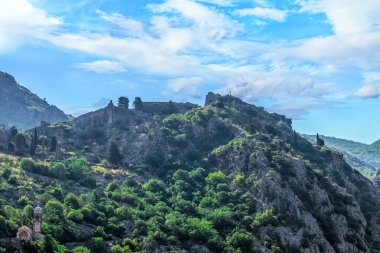 Eski San Giovanni Kalesi Karadağ 'ın Kotor kentindeki yemyeşil yemyeşil dağlara kurulmuştu. Çevreleyen doğa ve kale mavi gökyüzünün altında çarpıcı bir manzara yaratıyor.