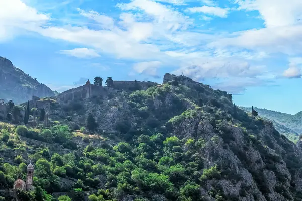 Eski San Giovanni Kalesi Karadağ 'ın Kotor kentindeki yemyeşil yemyeşil dağlara kurulmuştu. Çevreleyen doğa ve kale mavi gökyüzünün altında çarpıcı bir manzara yaratıyor.