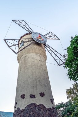 Geleneksel Ukrayna mimarisi ile çağdaş restorasyonu birleştiren tarihi yel değirmeni kulesi 