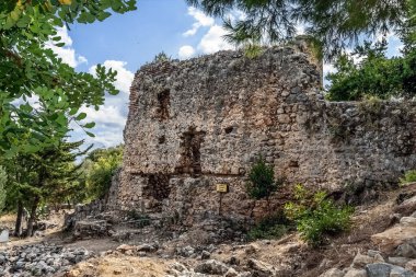 Türkiye 'nin Alanya Şatosu' ndaki antik taş kalıntıları, yemyeşil ve açık mavi gökyüzüyle çevrili. Yıpranmış taş duvarlar, bu tarihi yerin mimari mirasını gözler önüne seriyor.