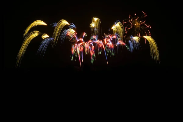 Красочные Фейерверки Изолированы Черном Фоне Неба — стоковое фото