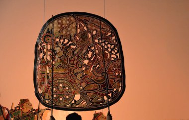 Büyük Gölge Oyunu. Tayland 'ın Rachaburi ilinde Tayland gölge kukla sanatı.