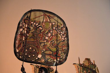 Büyük Gölge Oyunu. Tayland 'ın Rachaburi ilinde Tayland gölge kukla sanatı.