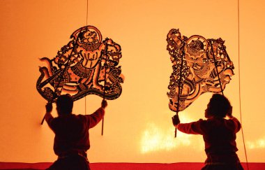 Büyük Gölge Oyunu. Tayland 'ın Rachaburi ilinde Tayland gölge kukla sanatı.
