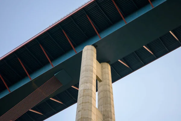 Vista Baixo Uma Ponte Pilar Atrás Céu Azul — Fotografia de Stock