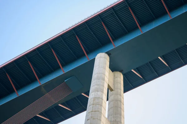 从桥下看去 柱子和后面是蓝天 — 图库照片