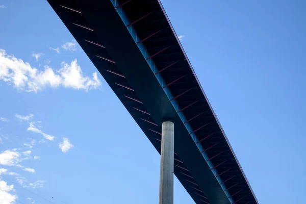 Widok Dołu Mostu Filaru Tyłu Jest Zachmurzone Niebo — Zdjęcie stockowe