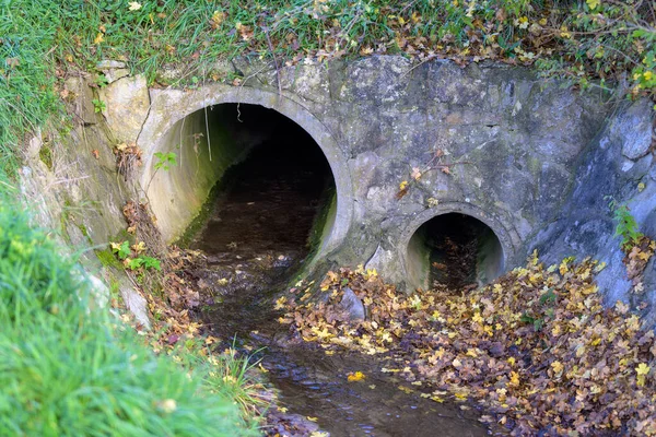 Doğadaki Kanalizasyon Borularının Görüntüsü — Stok fotoğraf