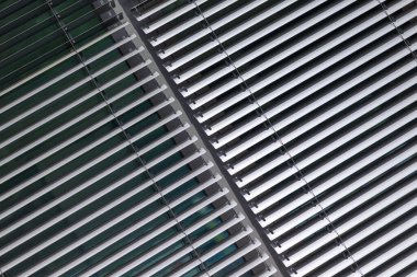 Arka plan dokusu ve köşegen beyaz panjurlar bir Louvre ya da Venedik körü yakın plan