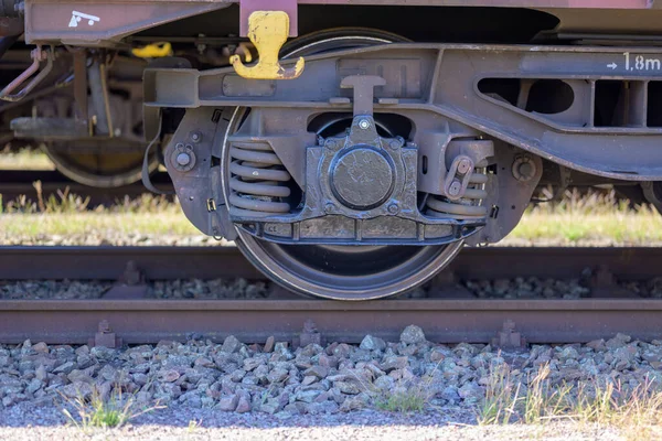 关闭旧火车或旅行车的轮子 — 图库照片