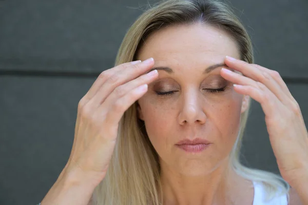 Frau Mit Kopfschmerzen Massiert Ihre Stirn Mit Geschlossenen Augen — Stockfoto