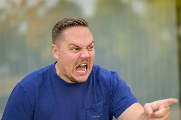 Son Derece Kızgın Agresif Genç Bir Adam Bağırıyor Birini Işaret — Stok fotoğraf