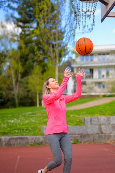 Привлекательная Блондинка Ловящая Баскетбол Руках Улыбающаяся Счастливая Спортивной Площадке — стоковое фото