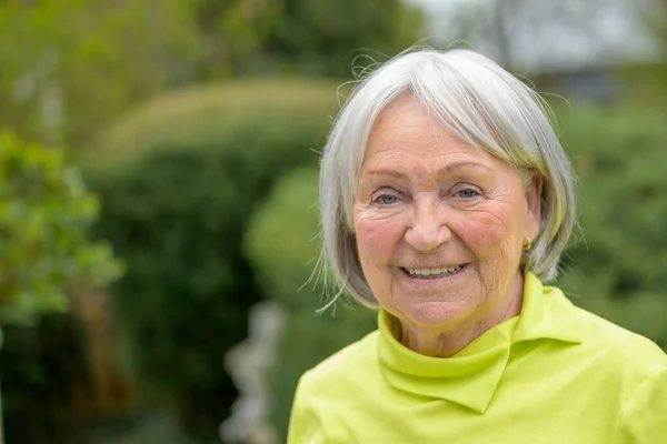 Oudere Dame Van Begin Met Wit Grijs Haar Een Groen — Stockfoto