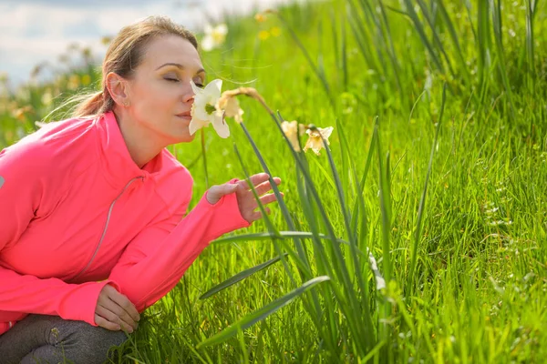 ブロンドの女の密接なアップ匂い Daffodil — ストック写真