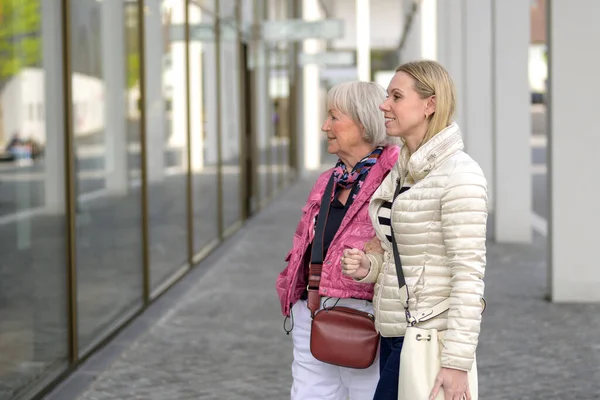 Mutter Und Tochter Shoppen Einem Einkaufszentrum Und Schauen Schaufenster Zur — Stockfoto