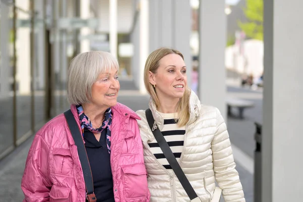 Anne ve kız alışveriş merkezinde alışveriş yapıyor ve