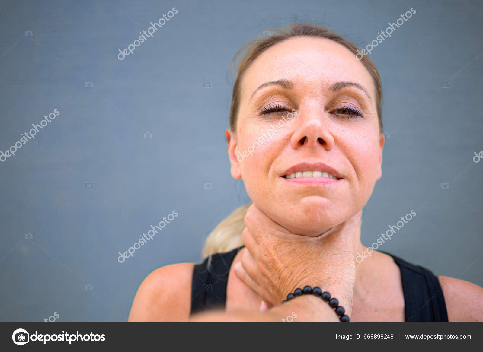 Bella Donna Attraente Con Sorriso Malizioso Sta Guardando Fotocamera Mentre  — Foto stock di © info.michaelheim-photographer.com 668898248