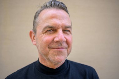 Kameraya gülümseyen çekici bir adama yaklaş.