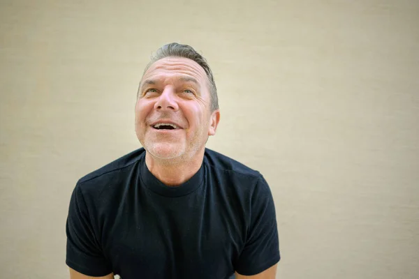 Neşeli Orta Yaşlı Bir Adam Komik Bir Gülümsemeyle Kameraya Doğru — Stok fotoğraf