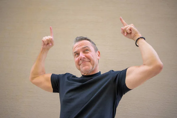 Attractive Athletic Middle Aged Man Showing His Muscular Upper Arms — Stock Photo, Image