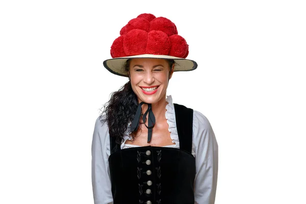 一个身穿黑森林传统服饰 装饰着14块红色石榴的女人的正面肖像 面对着用白色隔断的相机笑着 还有复制的空间 — 图库照片