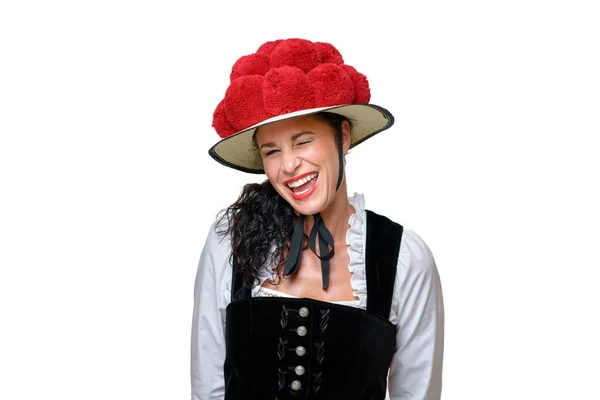 年轻漂亮的女人 穿着黑色的森林与 Bollenhut 传统装饰着 红色彩色绒球微笑在相机上白色带副本空间孤立 — 图库照片