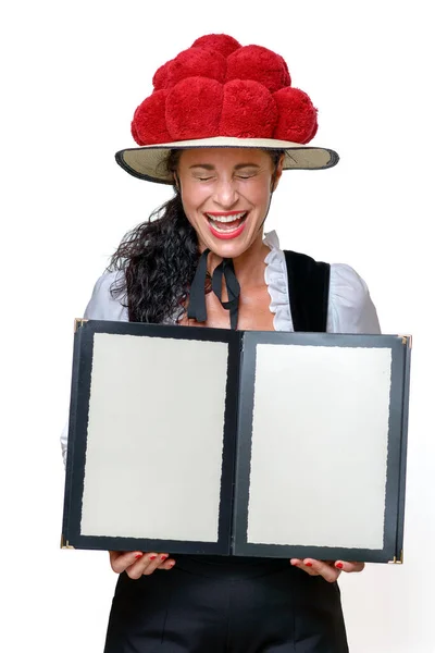 美丽的黑森林女服务员 在一个传统的宝莲小屋 红色的花环 打开一个空白的菜单 带着快乐的微笑 复制的空间 — 图库照片