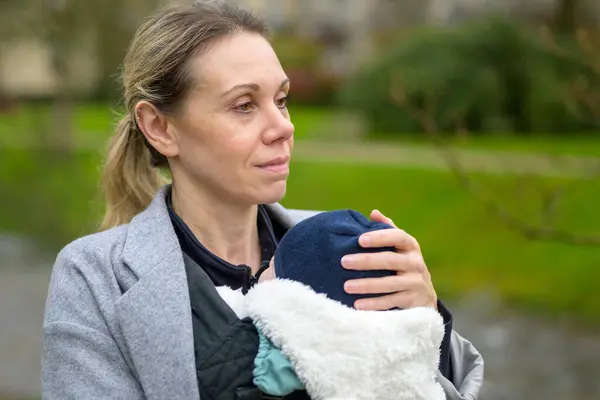 Крупним Планом Щаслива Жінка Тримає Носить Дитину Дитячому Носії Парку Стокове Зображення