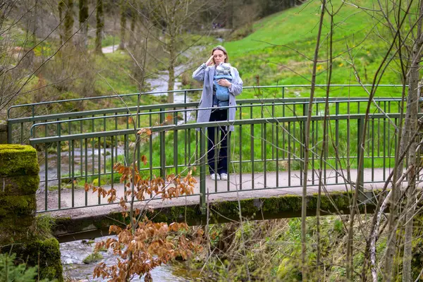 Αγχωμένη Εξαντλημένη Και Καταθλιπτική Γυναίκα Στέκεται Μια Γέφυρα Στη Φύση Εικόνα Αρχείου