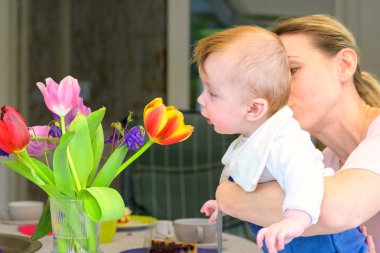 Bir bebeğin evde ilk kez çiçek deneyimlediği değerli bir an..