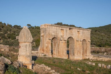 Eski bir Lycian mezarlığı. Yükselen taş mezarlar ve Patara 'nın Roma şehir kapısı. etkileyici Lycian Necropolis Patara, Türkiye. 